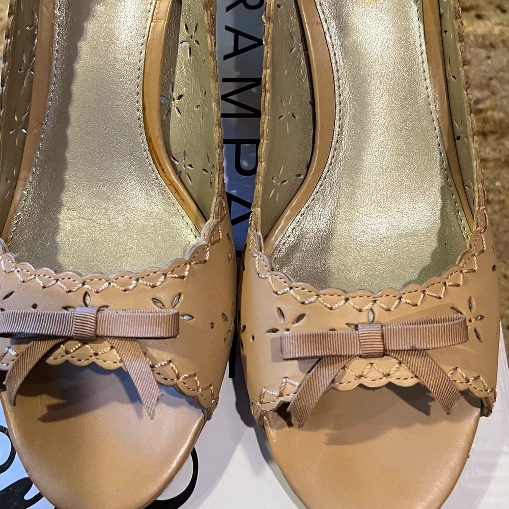 Liz Claiborne Size 8 Tan Heels with Bow